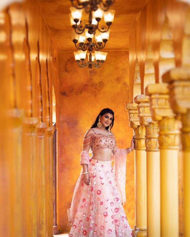 Staggering Poses of Yashikaaannand